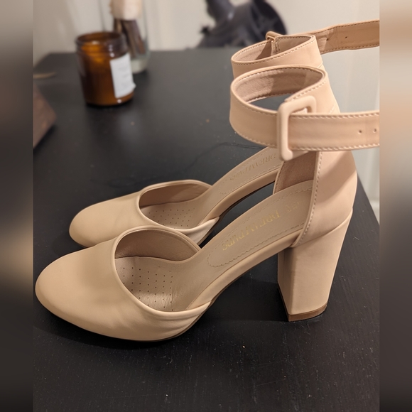 Closed toe beige/nude pumps - Picture 2 of 3